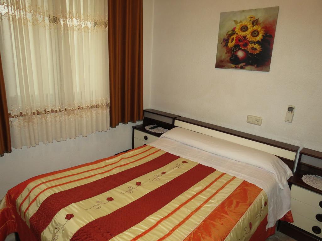 Hostal Palacios Fuencarral Madrid Room photo
