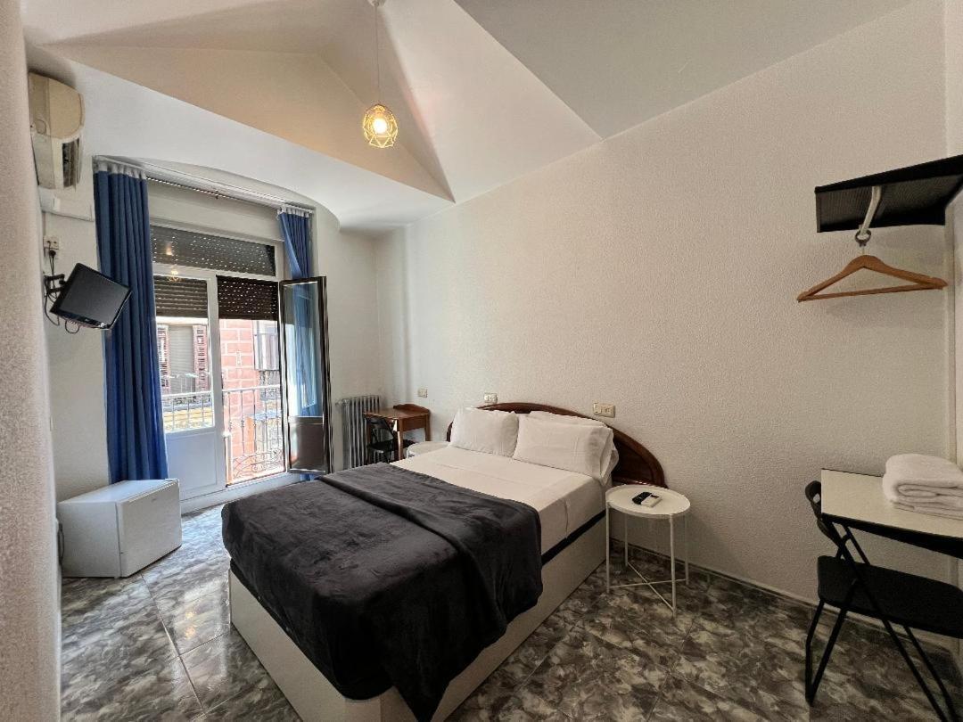 Hostal Palacios Fuencarral Madrid Exterior photo