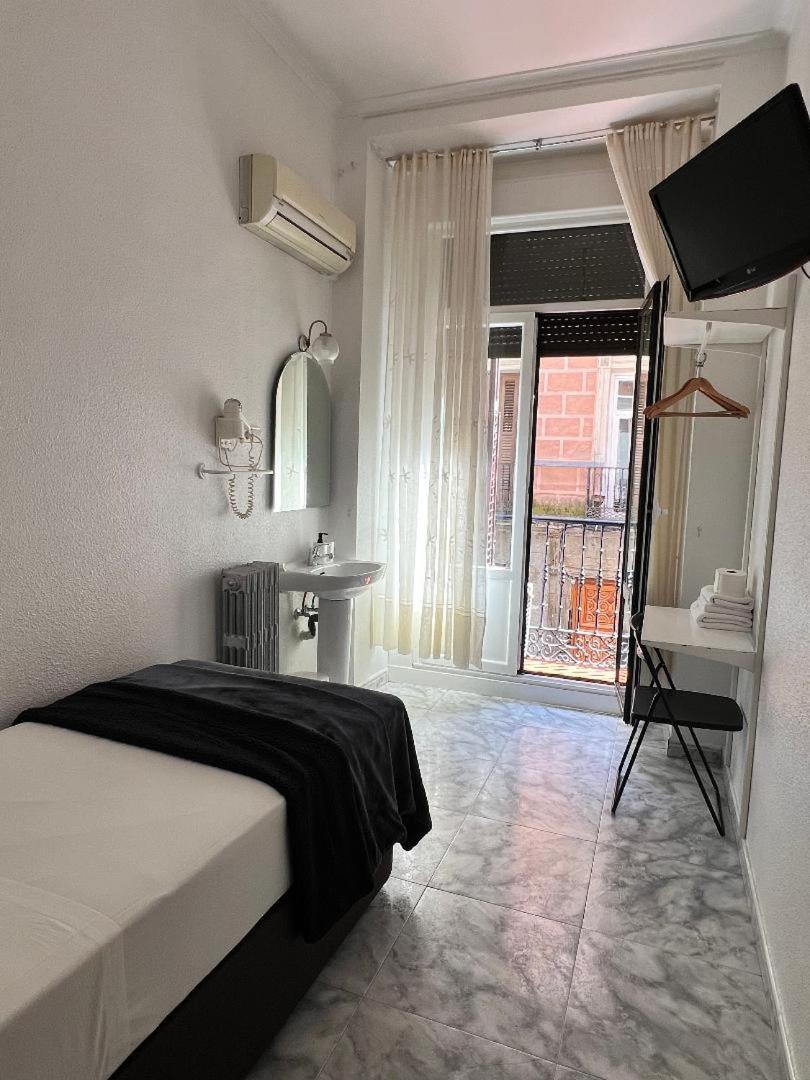Hostal Palacios Fuencarral Madrid Exterior photo