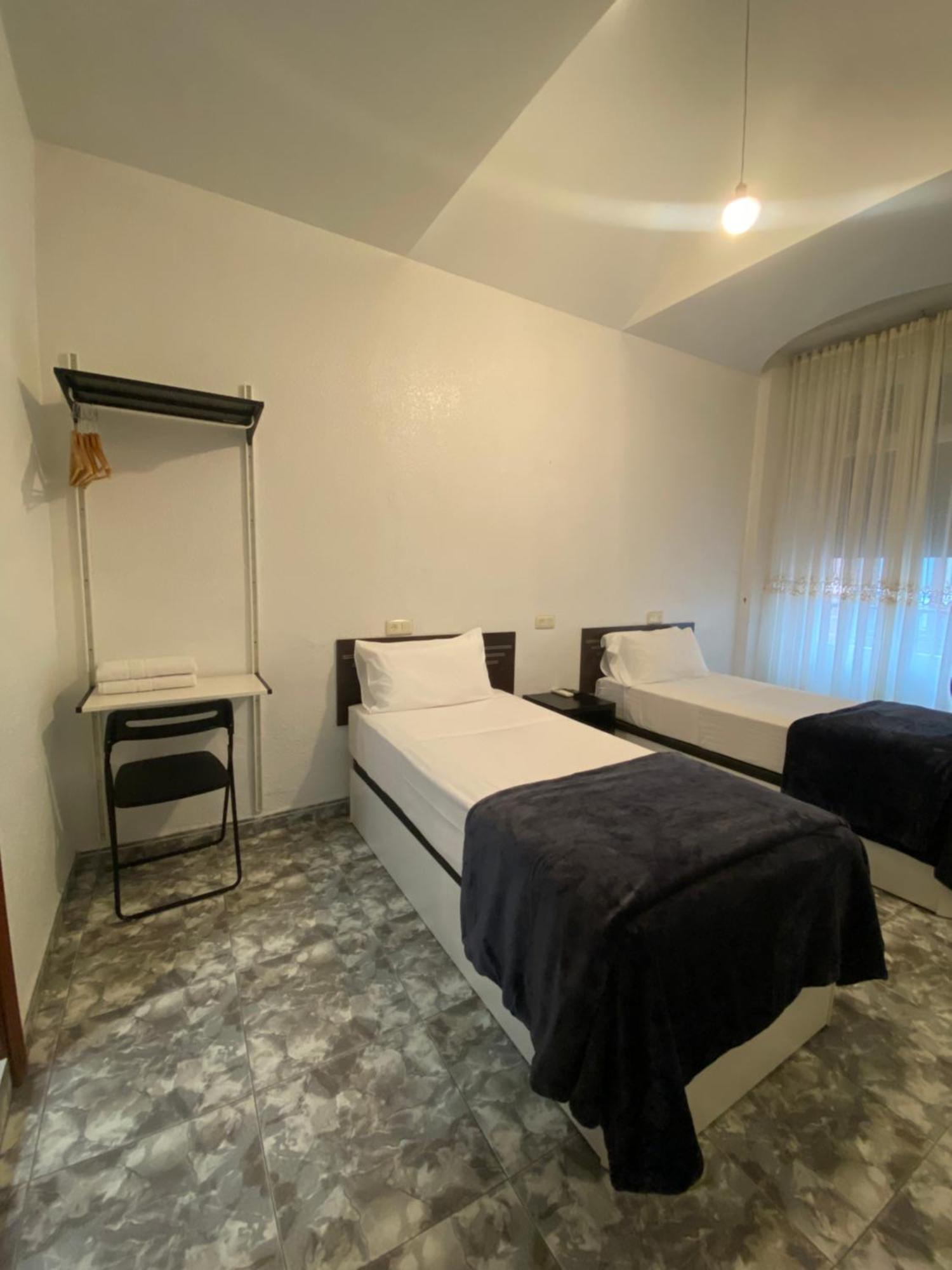 Hostal Palacios Fuencarral Madrid Exterior photo