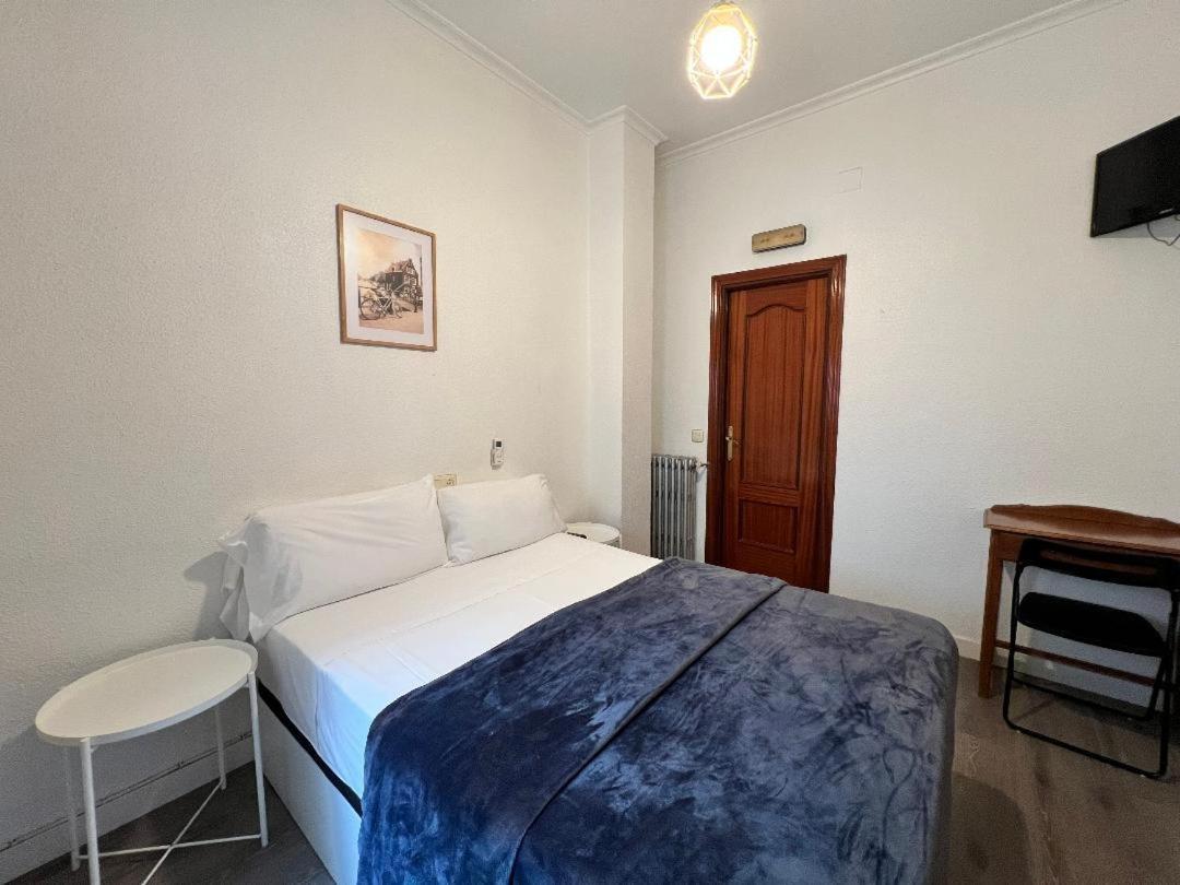 Hostal Palacios Fuencarral Madrid Exterior photo