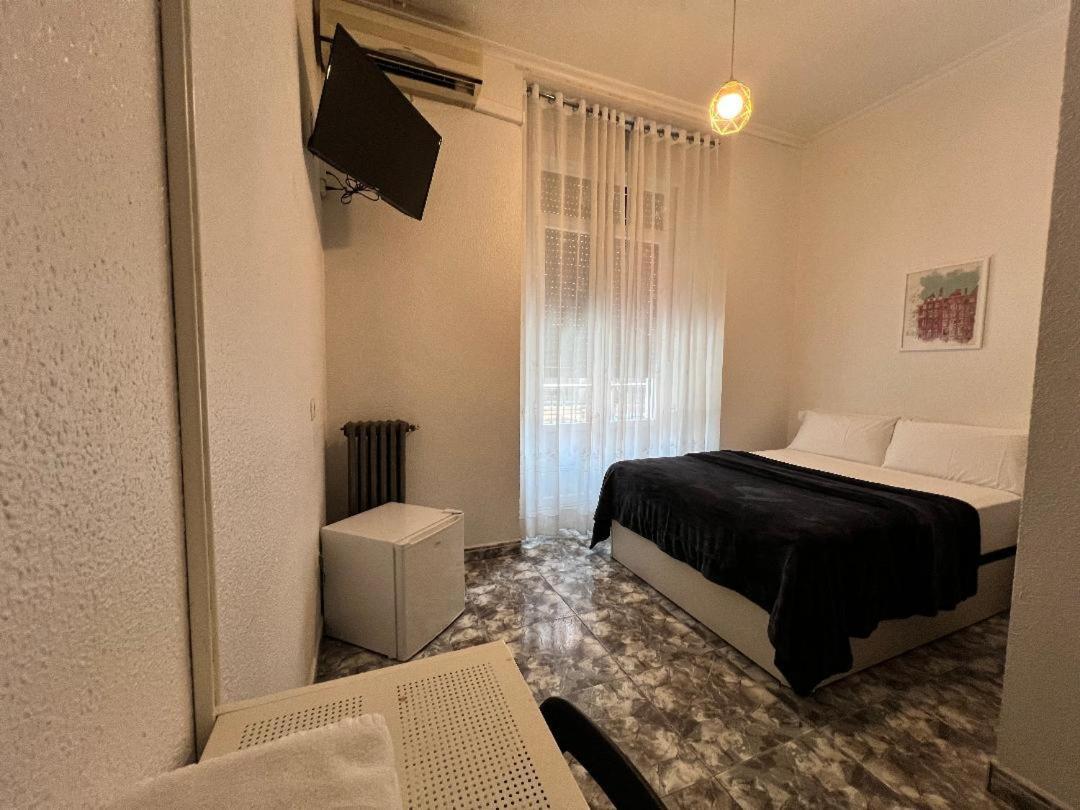 Hostal Palacios Fuencarral Madrid Exterior photo