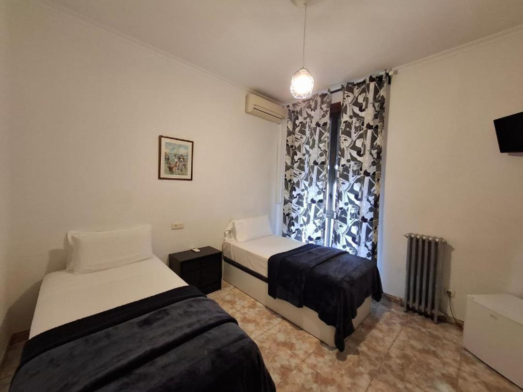 Hostal Palacios Fuencarral Madrid Exterior photo