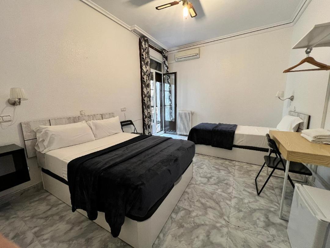 Hostal Palacios Fuencarral Madrid Exterior photo