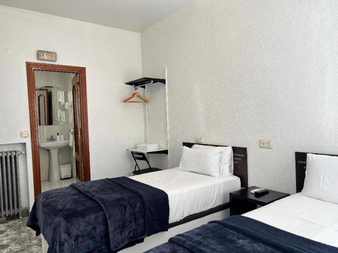 Hostal Palacios Fuencarral Madrid Exterior photo