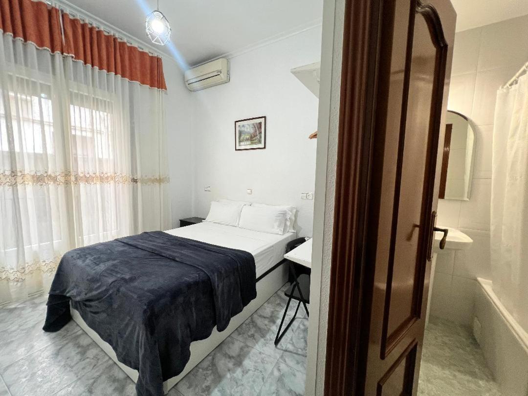 Hostal Palacios Fuencarral Madrid Exterior photo