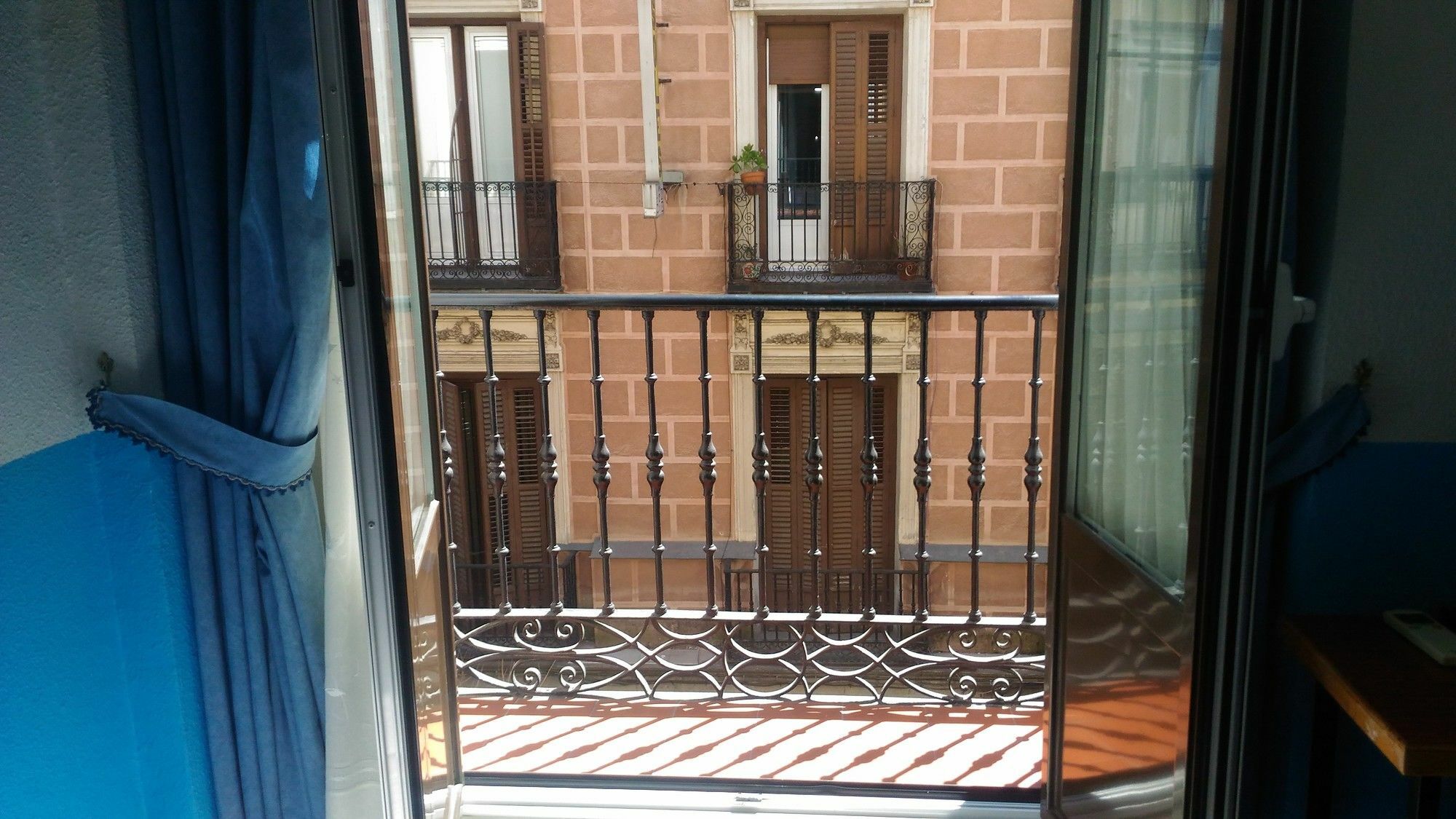 Hostal Palacios Fuencarral Madrid Exterior photo